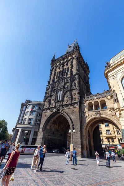 Prague Czechia Setembro Pessoas Não Identificadas Caminham Perto Torre Powder — Fotografia de Stock