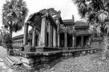 UNESCO miras sitesi Angkor Wat, Siem Reap, Kamboçya 'ya küçük bir girişin siyah beyaz görüntüsü.