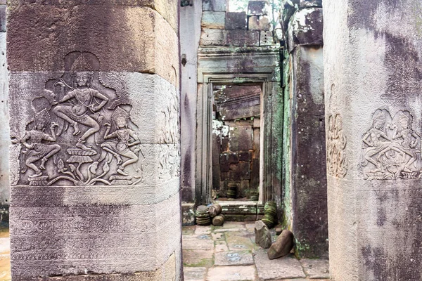 カンボジアのシェムリアップにあるアンコール トムのバイヨンの柱に刻まれたアプサラ ダンサー — ストック写真