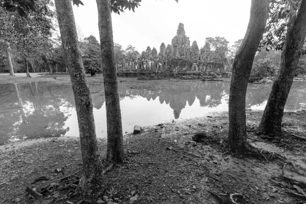 Vista Panorámica Blanco Negro Bayon Con Reflejo Angkor Thom Siem —  Fotos de Stock