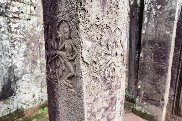 カンボジアのシェムリアップにあるアンコール トムの柱に刻まれたアプサラ ダンサー — ストック写真