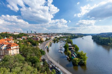 Prag 'daki Vysehrad şatosunun güzel şehir manzarası. 