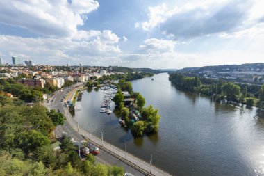 Prag 'daki Vysehrad şatosunun güzel şehir manzarası. 