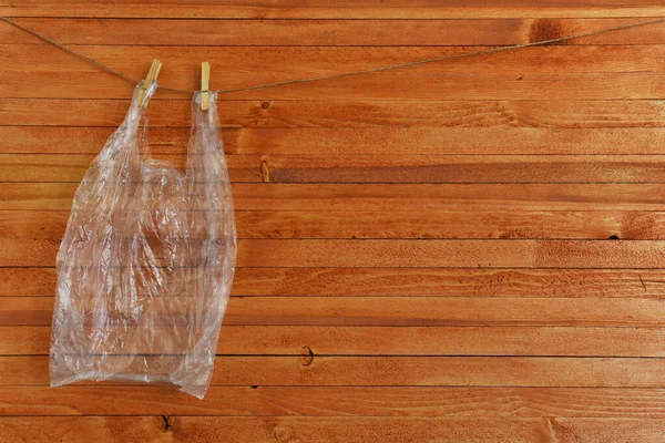 乾燥するためにラインにぶら下がっているリサイクルされた透明なプラスチック製のショッピングバッグのイメージ — ストック写真