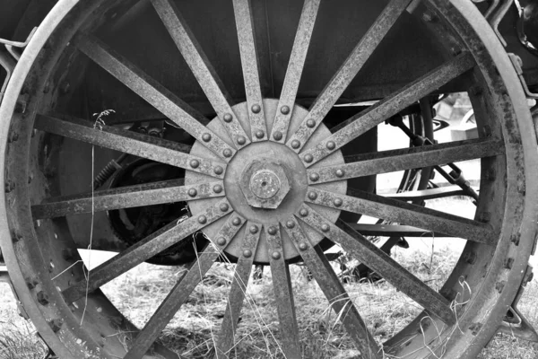 古いヴィンテージ金属トラクタータイヤの黒と白の画像 — ストック写真