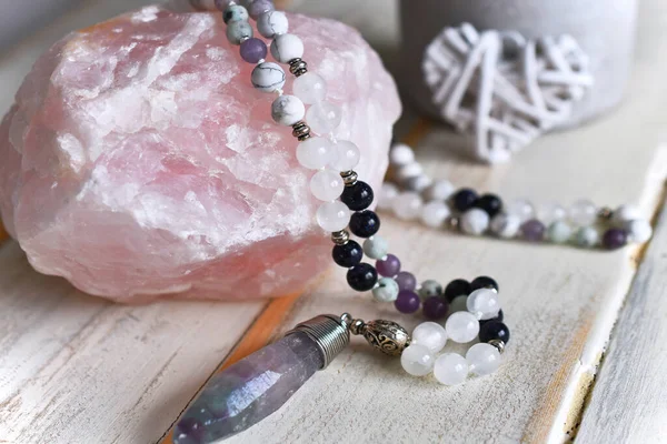 Close Image Raw Rose Quartz Crystal Fluorite Meditation Mala Necklace — Stockfoto