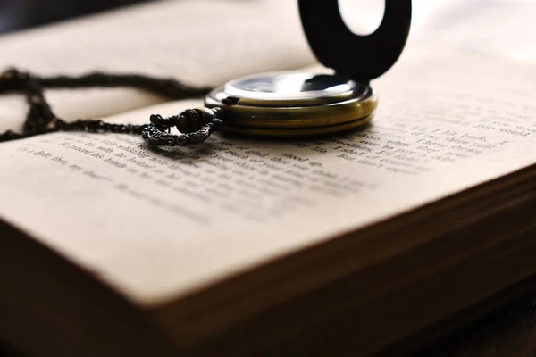 Image Old Vintage Pocket Watch Open Book — Stockfoto