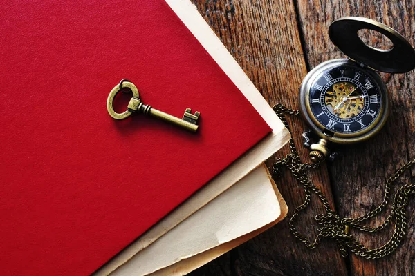 Top View Image Single Vintage Key Bright Red Book Antique — Foto de Stock