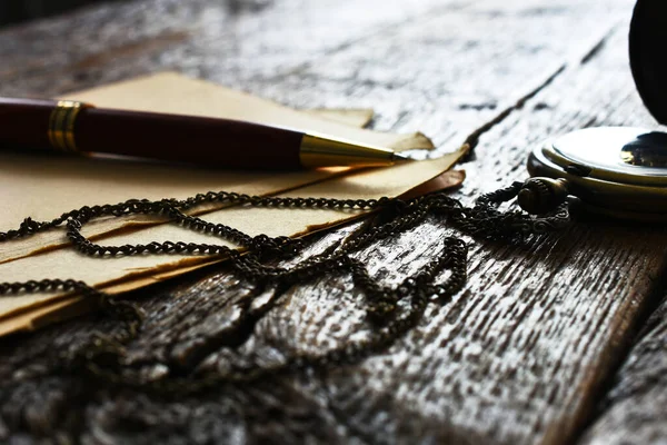 Зображення Старого Старовинного Кишенькового Годинника Ручкою Папером Старому Дерев Яному — стокове фото