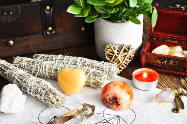 Karne kristali ve yanan kırmızı mum ile sarı kalsit şeklinde bir kalbin alçak melek görüntüsü.. 