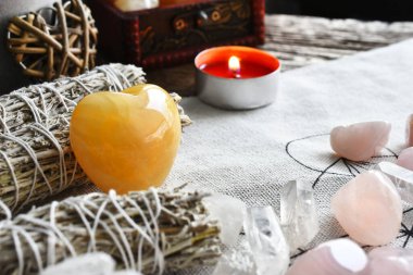 Gül kuvars kristalleri ve beyaz adaçayı lekeleri olan sarı kalsit bir kalbin düşük açılı görüntüsü.. 