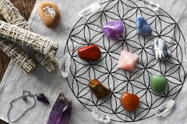 Chakra iyileştirici kristallerin gül kuvars piramidiyle sıralanmış kutsal geometri şebekesi kumaşının üst görüntüsü.. 