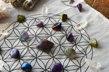 Yaşamın kutsal geometrisini kullanan şifalı bir kristal ızgaranın en üst görüntüsü..