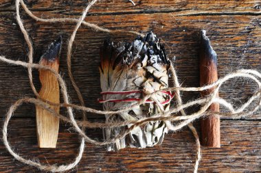 Tahta bir masanın üstündeki üç farklı lekenin en üst görüntüsü.. 