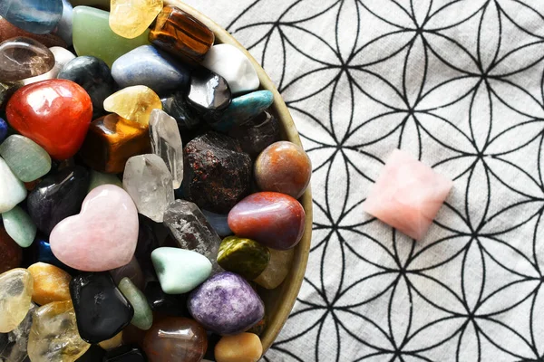Översiktsbild Keramikskål Fylld Med Helande Kristaller Blomma Liv Helig Geometri — Stockfoto