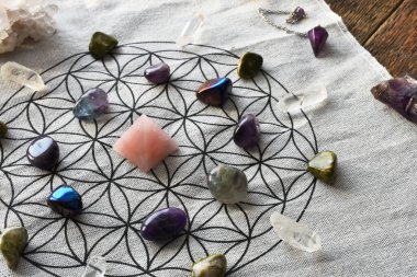 Kutsal geometri ve gül kuvars piramidini kullanan bir kristal şifa ızgarasının üst görünümü.  