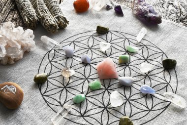 Kutsal geometri ve gül kuvars piramidini kullanan bir kristal şifa ızgarasının üst görünümü.  