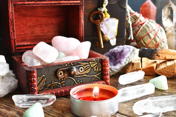 Low Angle Image Small Box Filled Rose Quartz Crystals Lit — Stock Photo, Image