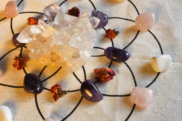 Close Image Crystal Healing Grid Clear Quartz Cluster Amethyst Crystals — Stock Photo, Image