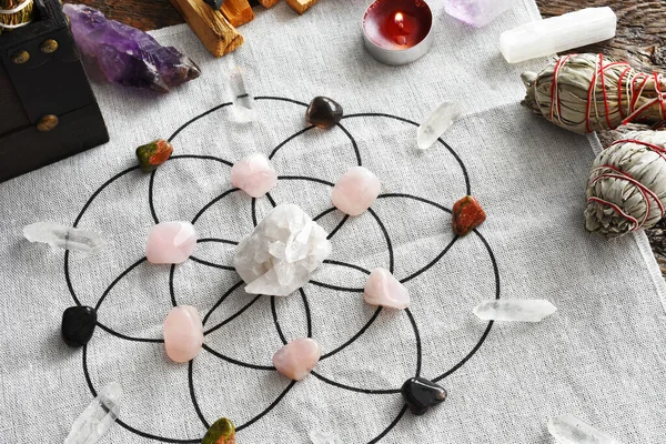 Top View Image Crystal Healing Grid Using Clear Quartz Crystal — Stock Photo, Image