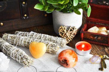 Carnelian jeot ve beyaz adaçayı lekeli kalsit kristalinin yakın plan görüntüsü..  