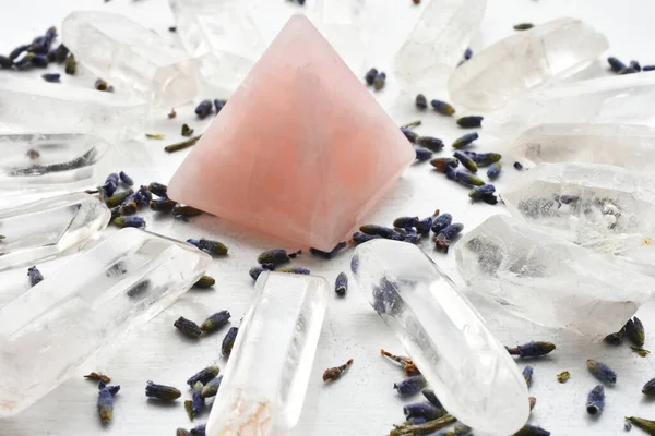 Immagine Ravvicinata Una Piramide Quarzo Rosa Con Cristalli Quarzo Chiari — Foto Stock