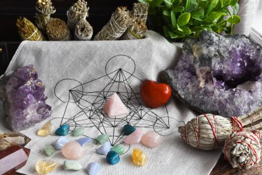 Kutsal geometri şebekesinin düşük açılı görüntüsü adaçayı lekeli kumaş ve iyileştirme kristalleri. 