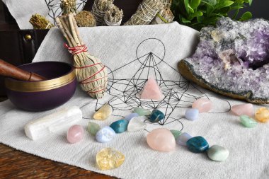 Kutsal geometri şebekesinin düşük açılı görüntüsü adaçayı lekeli kumaş, şifalı kristaller ve meditasyon kasesi.. 