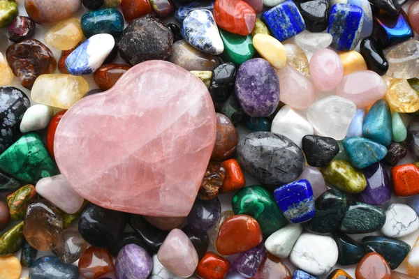 Изображение Большого Разнообразия Целебных Кристаллов Большим Кристаллическим Сердцем Роз — стоковое фото