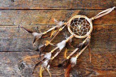 Koyu ahşap bir masanın üstünde kahverengi ve sarı bir düş kapanı resmi.. 