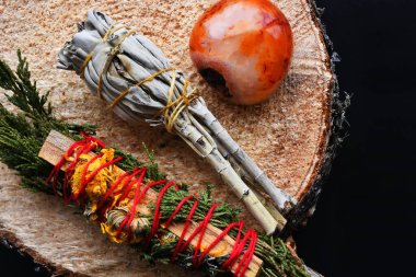 Yuvarlak ahşap bir kurabiyenin üzerinde küçük bir Carnelian jeodu olan iki farklı leke çubuğunun üst görünümü.  