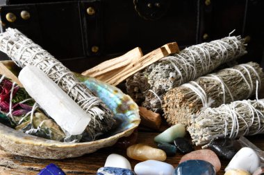 İyileştirici kristallerin yakın plan görüntüsü ve ahşap bir masanın üzerindeki çeşitli leke çubukları.. 