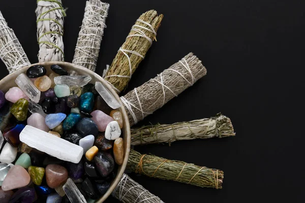 Top View Image Bowl Healing Crystals Surrounded Various Smudge Sticks — Stock Photo, Image