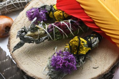 Üç el yapımı, kutsal tüy ve Carnelian jeotlarıyla lekelenmiş bir resim..