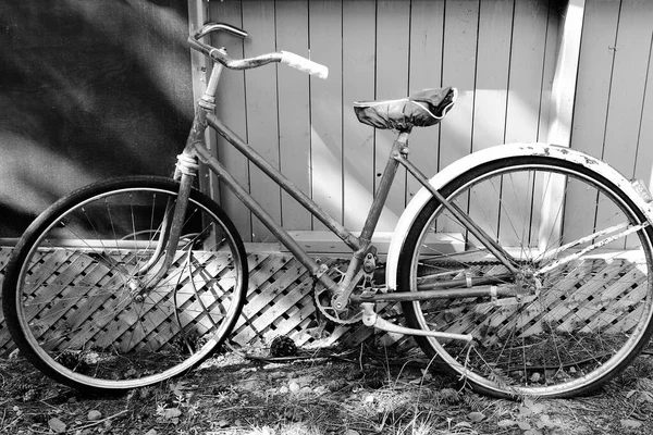 Black White Image Old Vintage Bike Leaning Fence — Stock fotografie