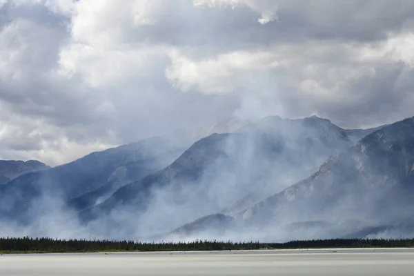 캐나다 산맥에서 속에서 연기가 피어오른 — 스톡 사진