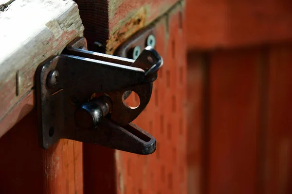 Uma Imagem Perto Uma Velha Trava Metal Enferrujado Poste Portão — Fotografia de Stock