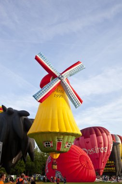 barneveld, Hollanda - 17 Ağustos 2012: renkli rüzgar türbini ve kırmızı hava