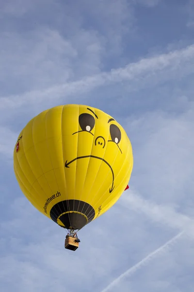 Barneveld, Nizozemsko - 17 srpen 2012: barevný žlutý balón s f — Stock fotografie
