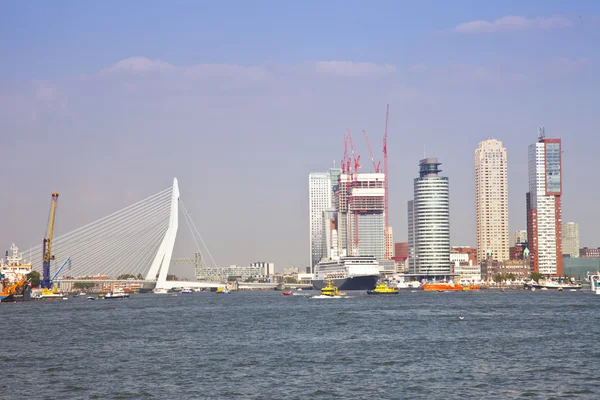 Skyline mit Wasser der holländischen Stadt Rotterdam mit Gebäuden und Brücke — Stockfoto