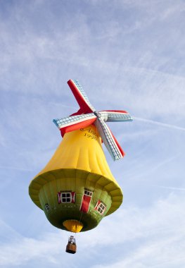 barneveld, Hollanda - 17 Ağustos 2012: renkli Rüzgar değirmeni balon tak