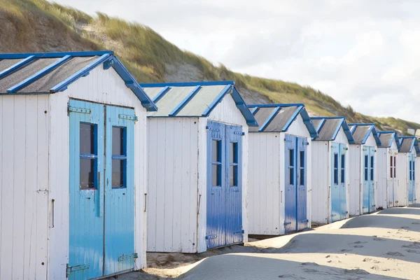 Holenderski małe domy na plaży w de koog texel, Holandia — Zdjęcie stockowe