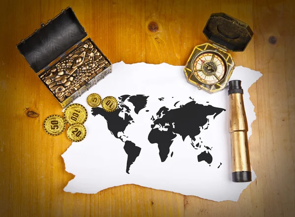 Mapa do mundo pirata com tesouro, bússola e binocular — Fotografia de Stock