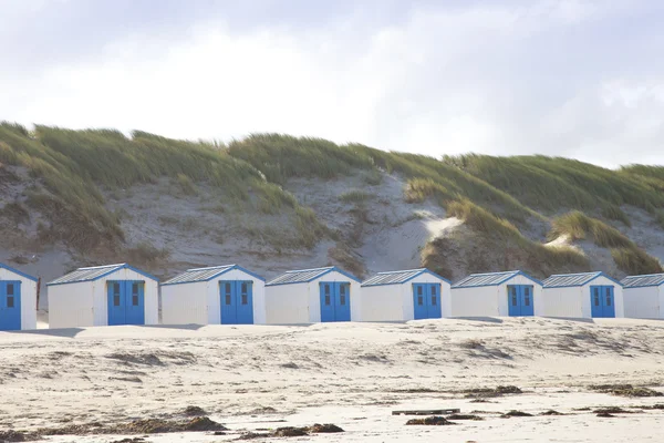 Dutch little houses on beach in De Koog Texel, The Netherlands — Stock Photo, Image