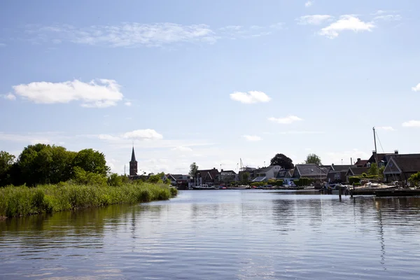 Tipikus holland kis falu, vízzel — Stock Fotó