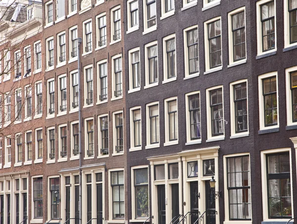 Вид на типичные голландские дома в Амстердаме, Нидерланды — стоковое фото