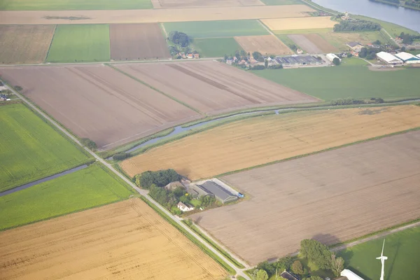 Paisaje agrícola con molino de viento desde arriba, Holanda — Foto de Stock