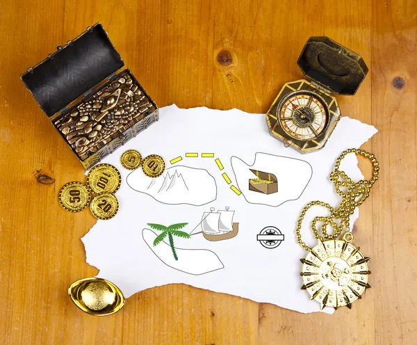 Mapa en blanco pirata con tesoro, monedas, medalla, anillo y mapa —  Fotos de Stock