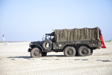 IJmuiden, Hollanda-5 Mayıs 2013: Ordu kamyon organizasyon Kelly'nin kahramanlar sahilde sürme IJmuiden, Hollanda içinde 5,2013 olabilir. Müttefikler kurtuluş ikinci dünya savaş tarihinde varış simülasyonu