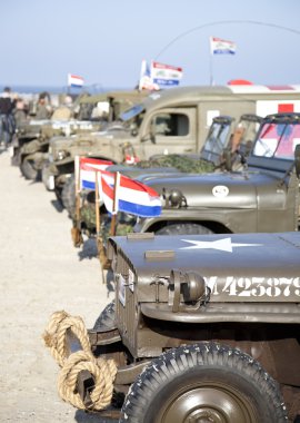 IJmuiden, Hollanda-5 Mayıs 2013: Ordu kamyon organizasyon Kelly'nin kahramanlar sahilde sürme IJmuiden, Hollanda içinde 5,2013 olabilir. Müttefikler kurtuluş ikinci dünya savaş tarihinde varış simülasyonu